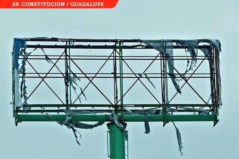 En el área metropolitana abundan las estructuras con lonas de anuncios rotas o colgando, provocando mal aspecto.