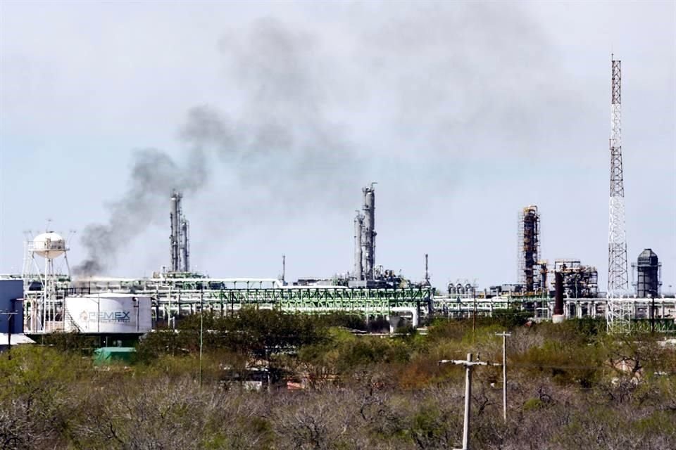 Pemex aumentará la actividad de sus refinerías hasta llegar a un millón de barriles diarios en mayo.