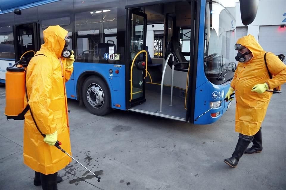 Empleados desinfectan camión de pasajeros en Tbilisi, Georgia.