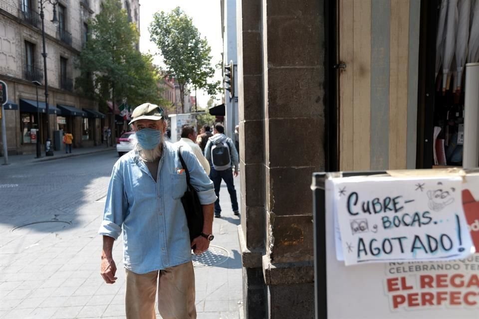 Por el miedo al contagio, productos como gel antibacterial y cubrebocas se encuentran agotados en farmacias.