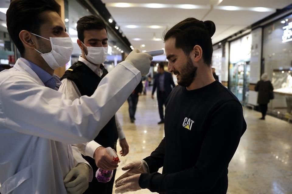 El coronavirus, que surgió en la ciudad china de Wuhan a fines del año pasado, se propagó rápidamente por el mundo durante la última semana y ahora aparecen más casos nuevos fuera de China que dentro.