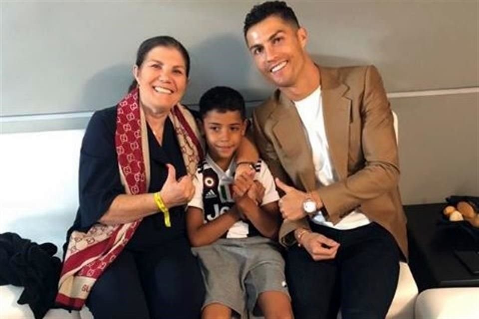 Cristiano Ronaldo y su hijo mayor visitaron a Dolores Aveiro.