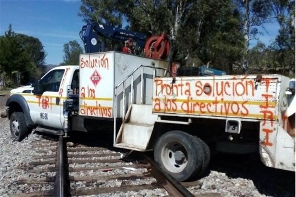Ayer, normalistas bloquearon la red ferroviaria en el Municipio de Morelia, Michoacán.