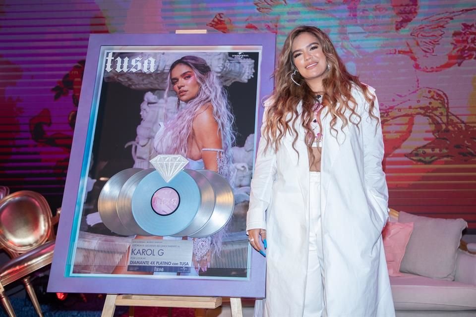 La cantante recibió en México un certificado Diamante más cuádruple Platino por su canción 'Tusa'.