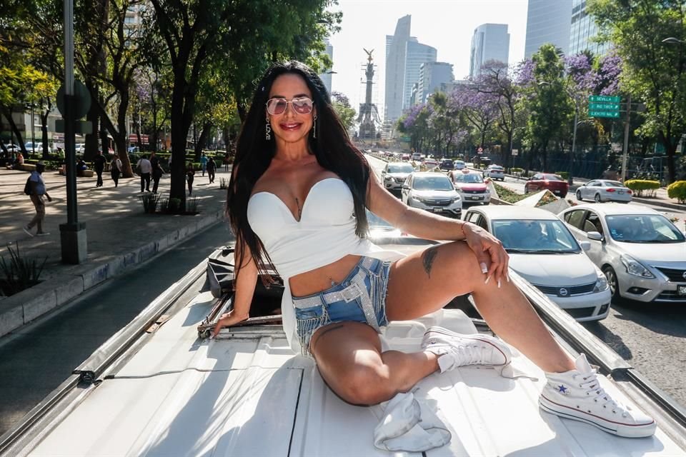 Así promovió el miércoles Lis Vega los videos que hará para la plataforma HotGo.