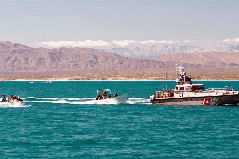 Un buque de la Marina mexicana es visto junto a enmascarados en skiffs pescando ilegalmente dentro del refugio de la vaquita marina, un sitio patrimonio cultural de la UNESCO.