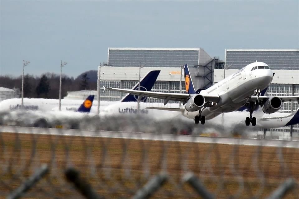 El coronavirus ha provocado que empresas como Lufthansa y sus filiales dejaran en tierra 150 aviones.