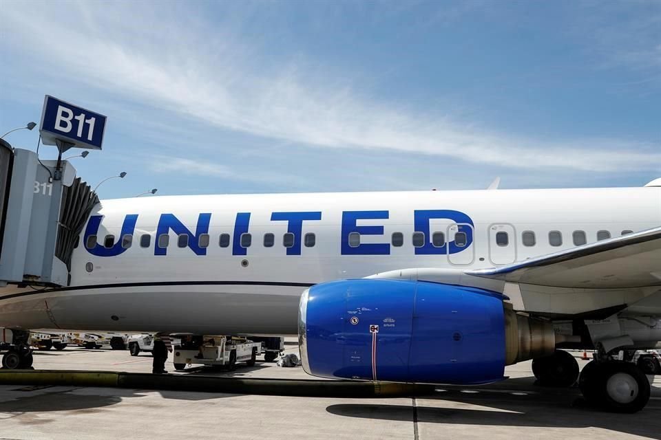 United Airlines es la aerolínea que más exposición tiene a los mercados internacionales y perdía un 8.09 por ciento.