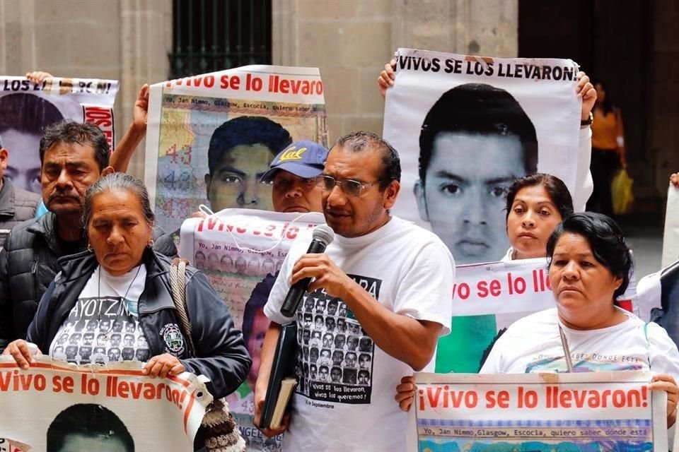 Los padres a su salida de la reunión con el Presidente López Obrador en Palacio Nacional.