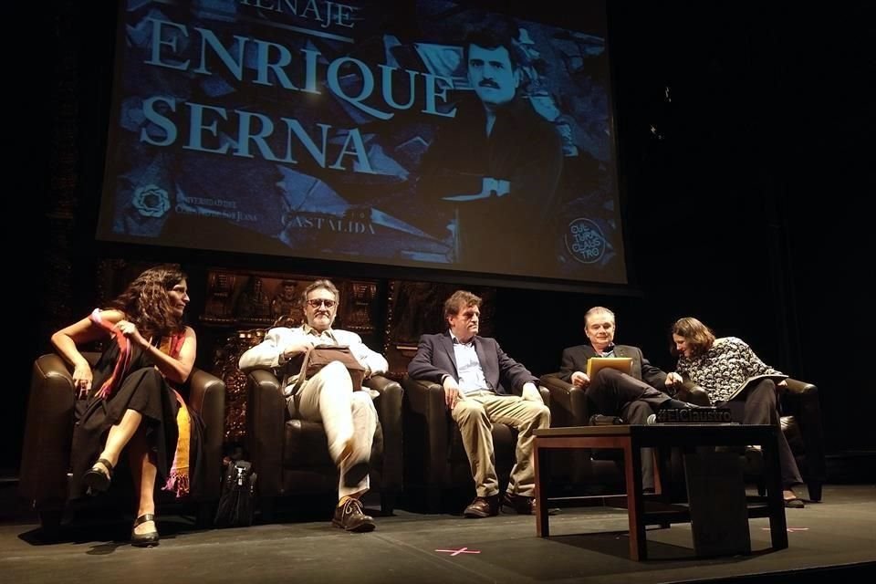 Durante el homenaje, se destacó tanto la actitud crítica de Serna contra la corrupción como su prodigiosa habilidad para traducir en literatura todo lo que observa.