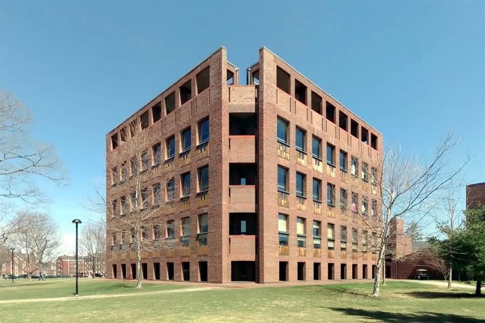 La Biblioteca de la Phillips Exeter Academy se forma por tres anillos concéntricos cuadrados: el exterior está hecho de ladrillo, el centro de hormigón armado y el interior se forma por un atrio.