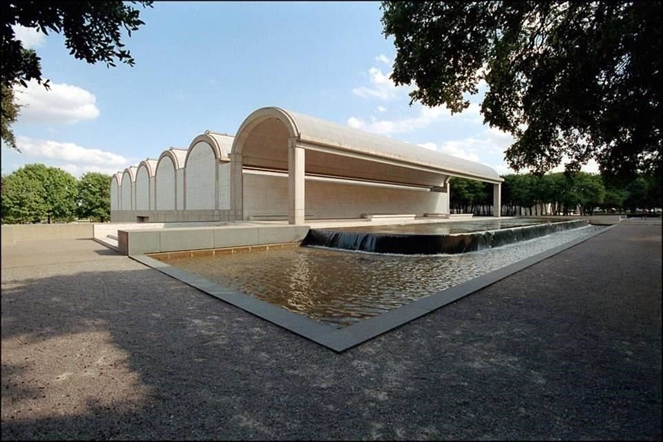 El Museo de Arte Kimbell se inauguró en 1972 y tiene una estructura con techos abovedados, los cuales cuentan con rendijas de luz central para iluminar el espacio.