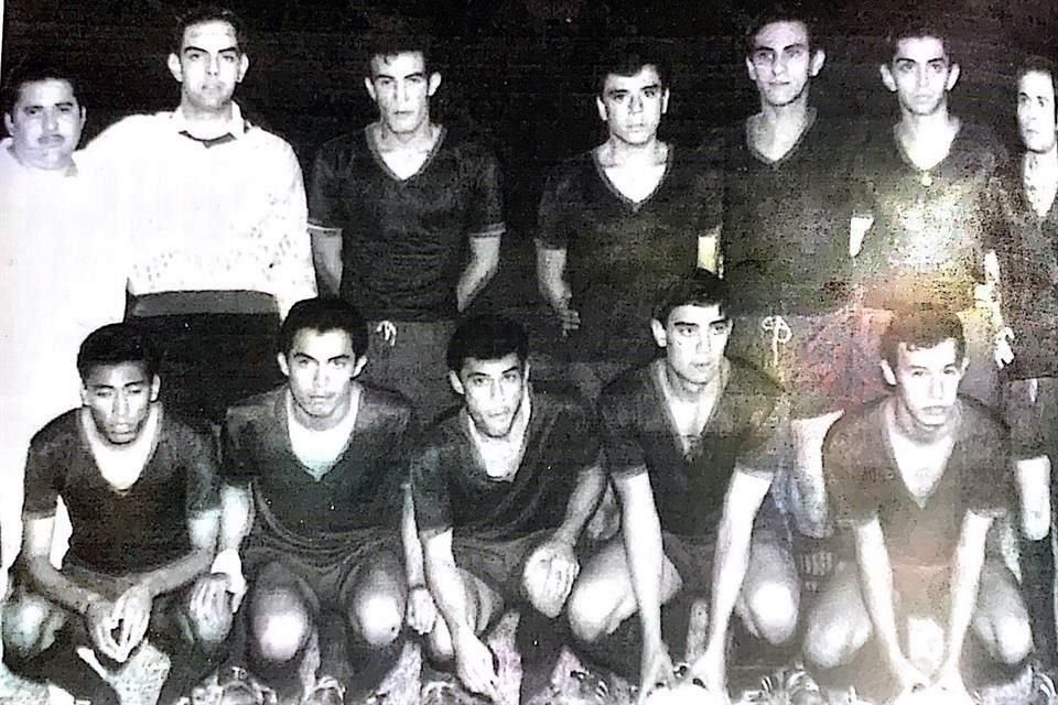 En 1960, los felinos heredan la franquicia el Nuevo León y juegan en Segunda División; logran el ascenso en 1974.