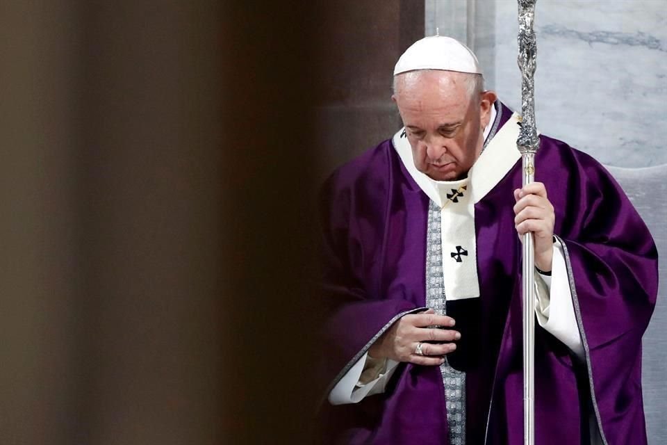 El Papa transmitirá en video la oración del ángelus dominical y la audiencia general del miércoles desde la Biblioteca del Palacio pontifico, como medida ante Covid-19.