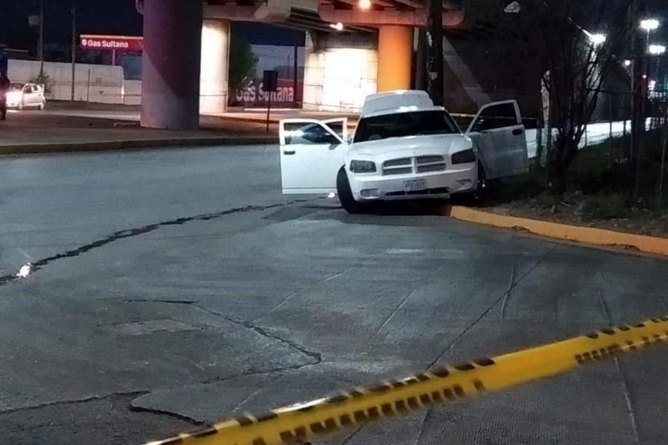 La persecución se extendió al cruce con la Avenida Sendero, donde el conductor perdió el control y chocó sobre una banqueta en la Avenida Sendero, en la Colonia Balcones de Anáhuac, en San Nicolás.