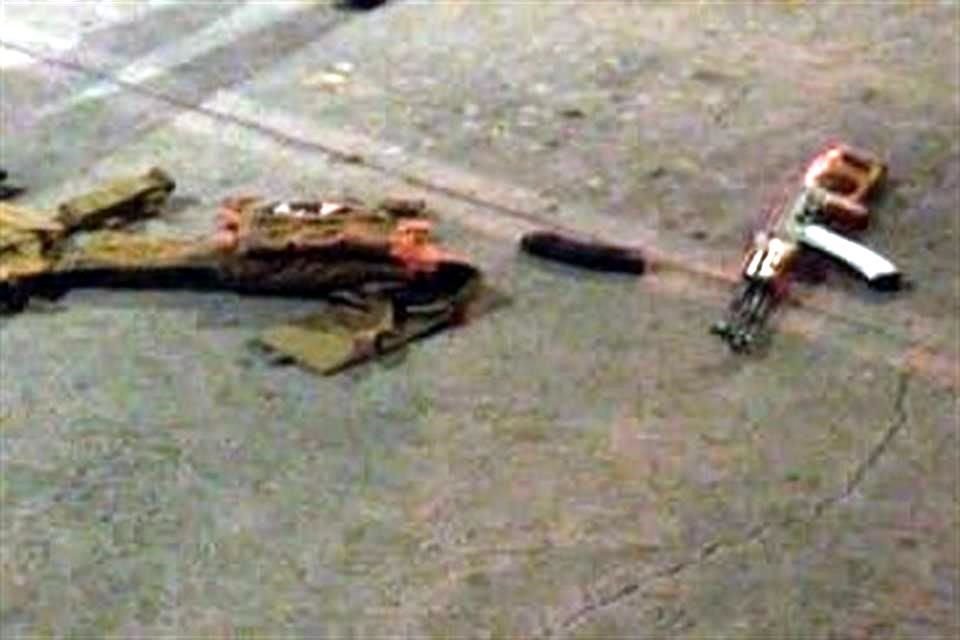 Los delincuentes corrieron hacia la Avenida Los Pinos, donde dejaron tirado un chaleco antibalas con las siglas AEI y varios cargadores, a un lado de la Plaza Los Pinos.