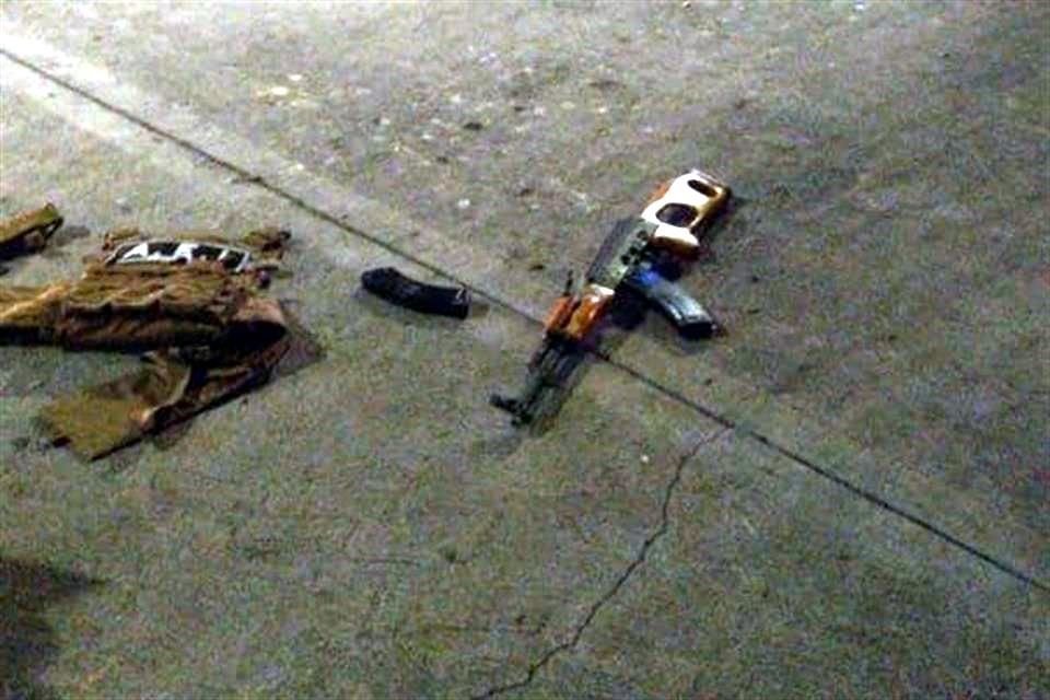 Los delincuentes corrieron hacia la Avenida Los Pinos, donde dejaron tirado un chaleco antibalas con las siglas AEI y varios cargadores, a un lado de la Plaza Los Pinos.