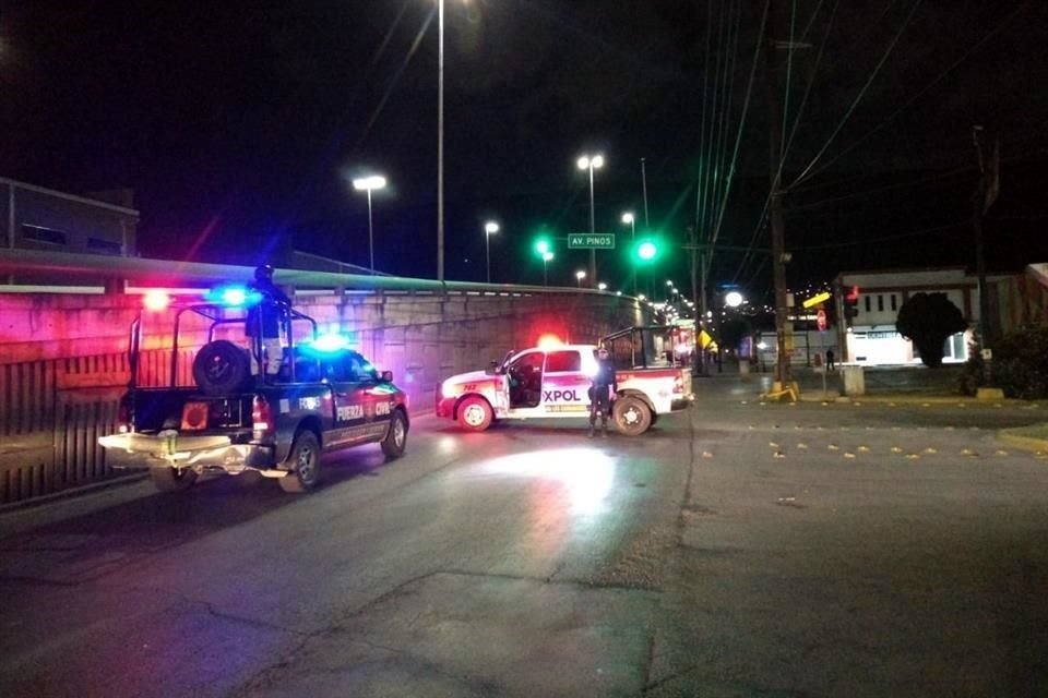 Los delincuentes corrieron hacia la Avenida Los Pinos, donde dejaron tirado un chaleco antibalas con las siglas AEI y varios cargadores, a un lado de la Plaza Los Pinos.