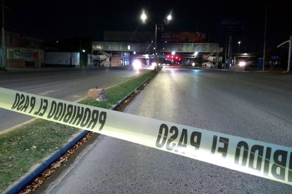 Los delincuentes corrieron hacia la Avenida Los Pinos, donde dejaron tirado un chaleco antibalas con las siglas AEI y varios cargadores, a un lado de la Plaza Los Pinos.