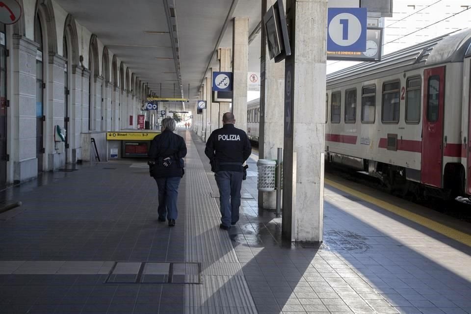 Un Policía vigila la estación de trenes de Rimini, en Rimini, Italia.