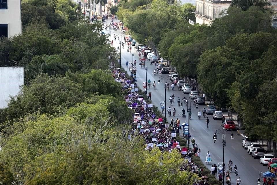 En el Paseo de Montejo, en Mérida, Yucatán, miles de mujeres entonaron el himno 'El violador eres tú', luego guardaron silencio con el puño en alto y marcharon.