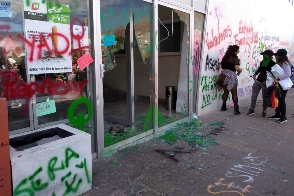 Manifestantes rompieron vidrios y pitaron paredes del Palacio de Gobierno de Pachuca.