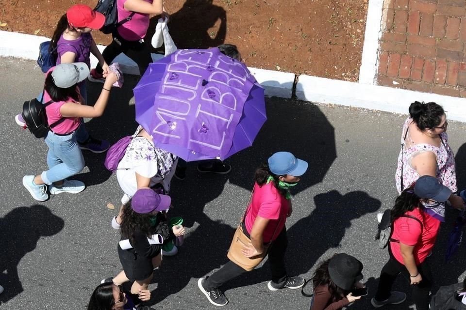 'Mujeres libres' se lee en una sombrilla que usan las manifestantes de Mérida.