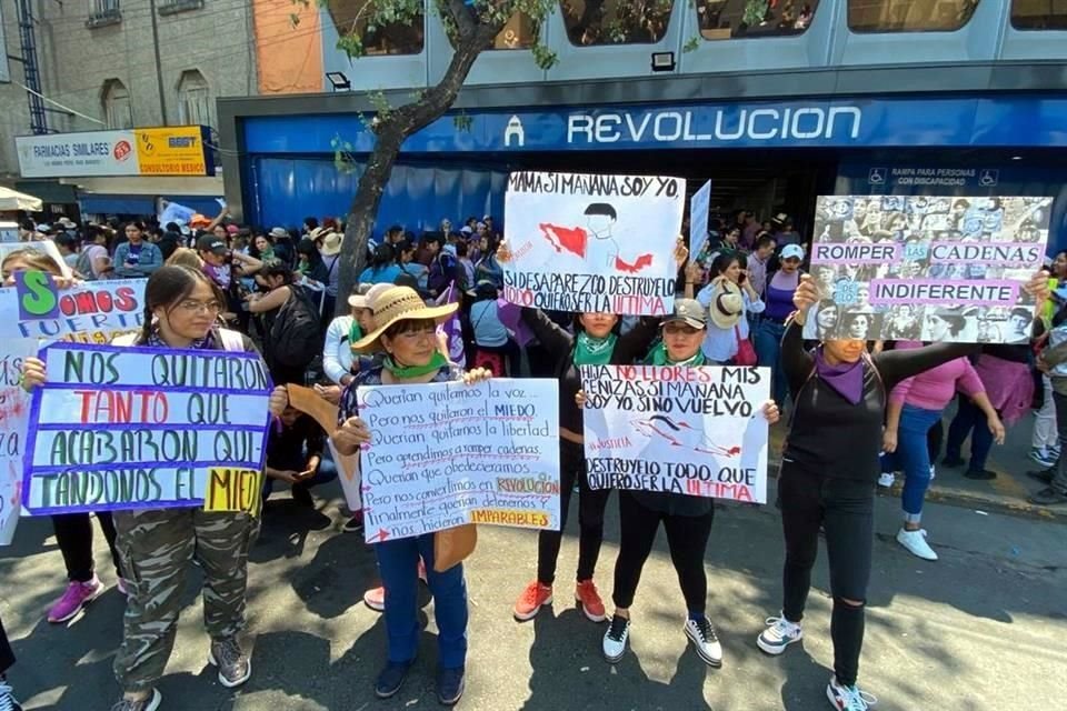 Los convocantes pidieron a los interesados acudir con símbolos de la lucha feminista, como pañuelos verdes o morados, así como con las fotos de las mujeres que perdieron la vida por razones de género.