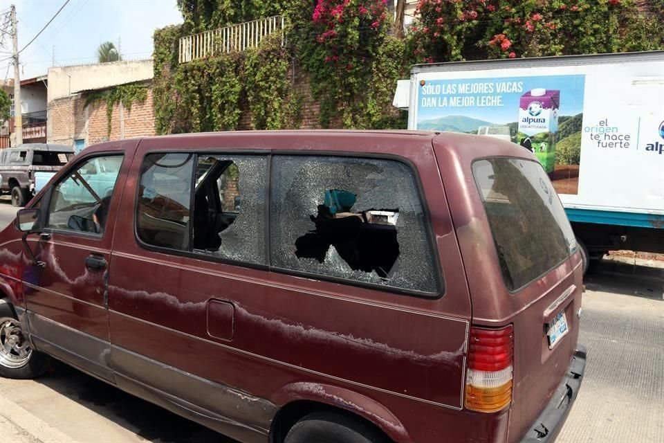 En la zona donde se realizaba la fiesta, varios carros y fachadas quedaron con huellas de la refriega.
