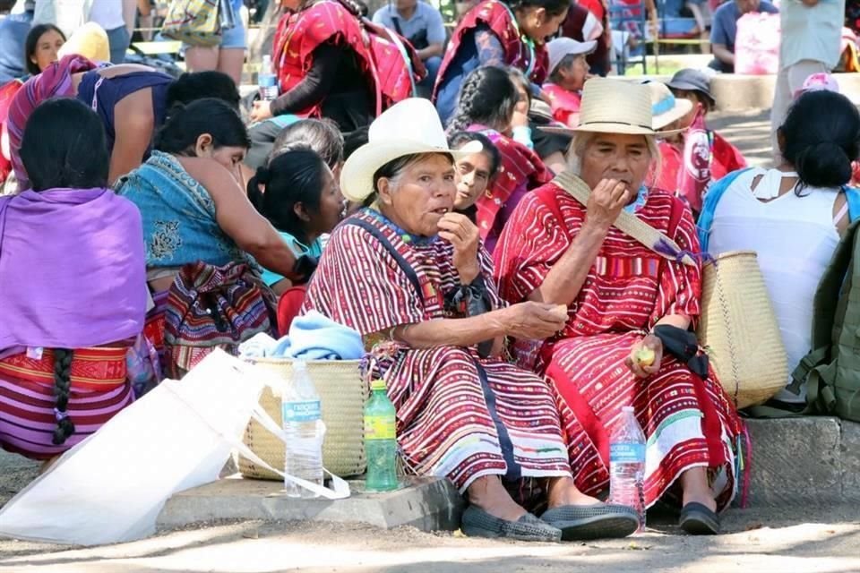 Mujeres indígenas se alistan para marchar este 8 de marzo en Oaxaca.