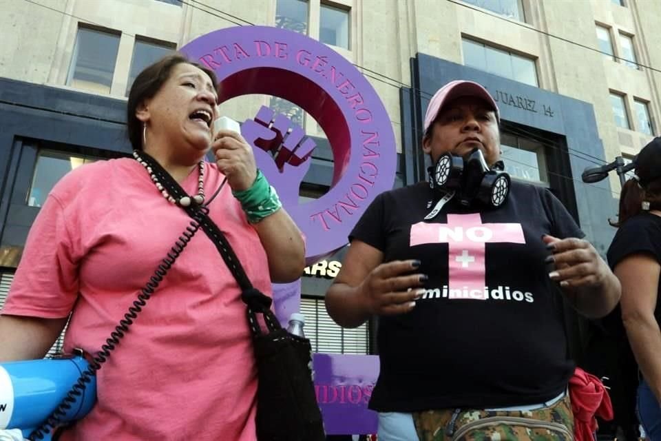 Familiares de víctimas de feminicidios pidieron justicia en la 'Antimonumenta', estructura en honor a las mujeres asesinadas en México.