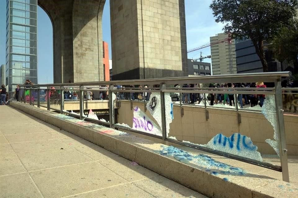 La entrada al museo también fue vandalizada, se rompieron vidrios y pusieron consignas en la entrada.