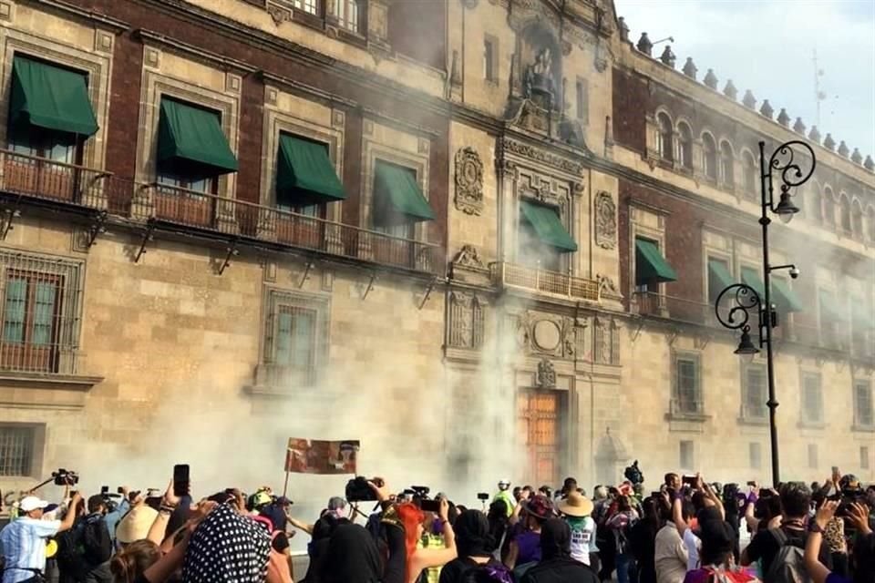 Las detonaciones provocaron humo, sin causar mayor daño a la entrada del recinto.