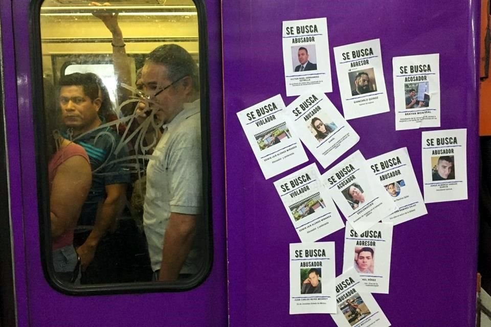 Grupos de mujeres pegaron carteles en estaciones del Metro en los que exhiben a sujetos señalados como acosadores.