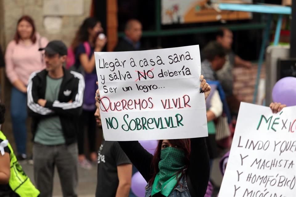 Esta manifestante compartió un mensaje sobre la inseguridad de ser mujer y transitar de noche.