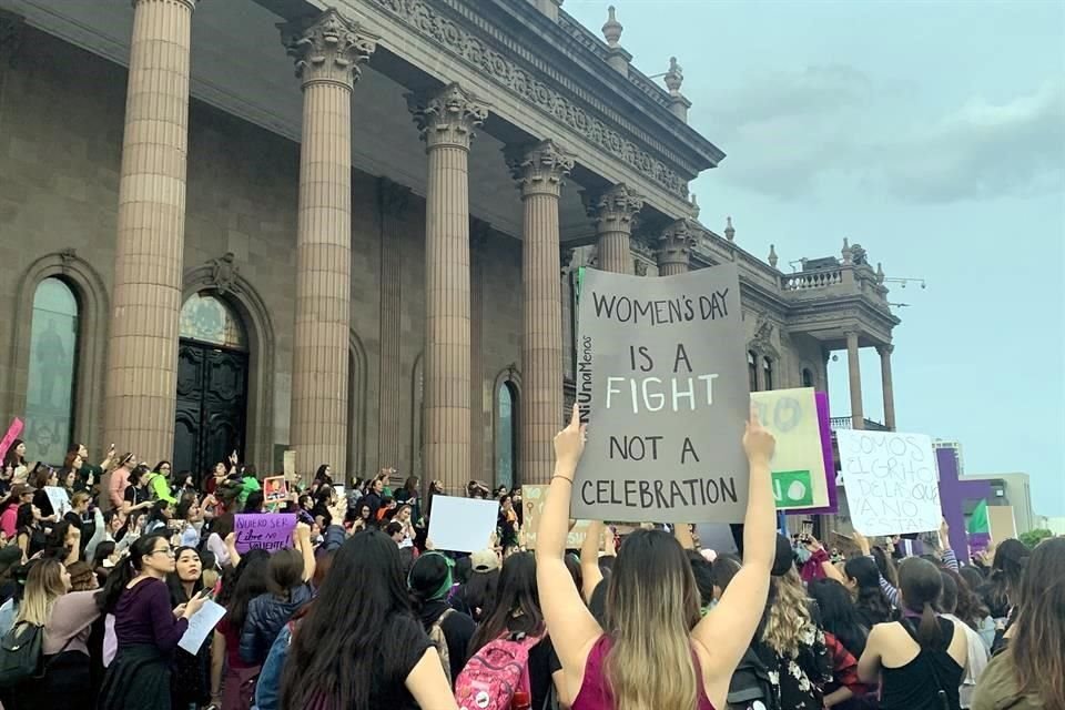 La comitiva se concentró en el Palacio de Gobierno para exigir a las autoridades acciones contundentes contra los feminicidios.