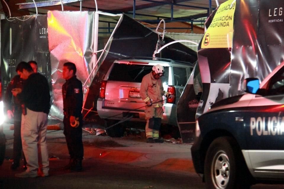 Al tomar una curva la conductora perdió el control del volante y se estrelló contra el muro de lámina de una construcción, dentro de la cual había dos empleados.