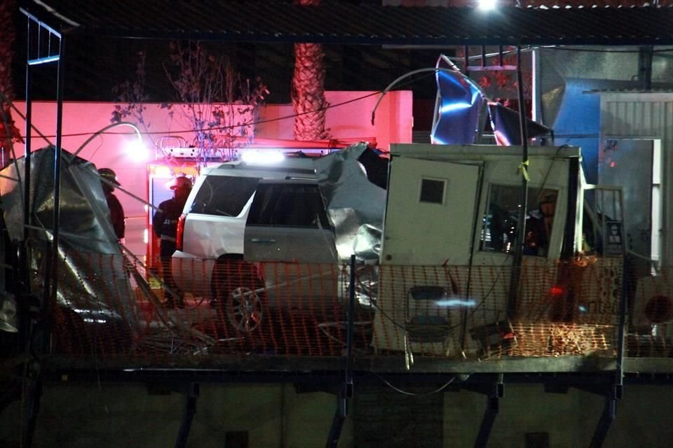 Al tomar una curva la conductora perdió el control del volante y se estrelló contra el muro de lámina de una construcción, dentro de la cual había dos empleados.