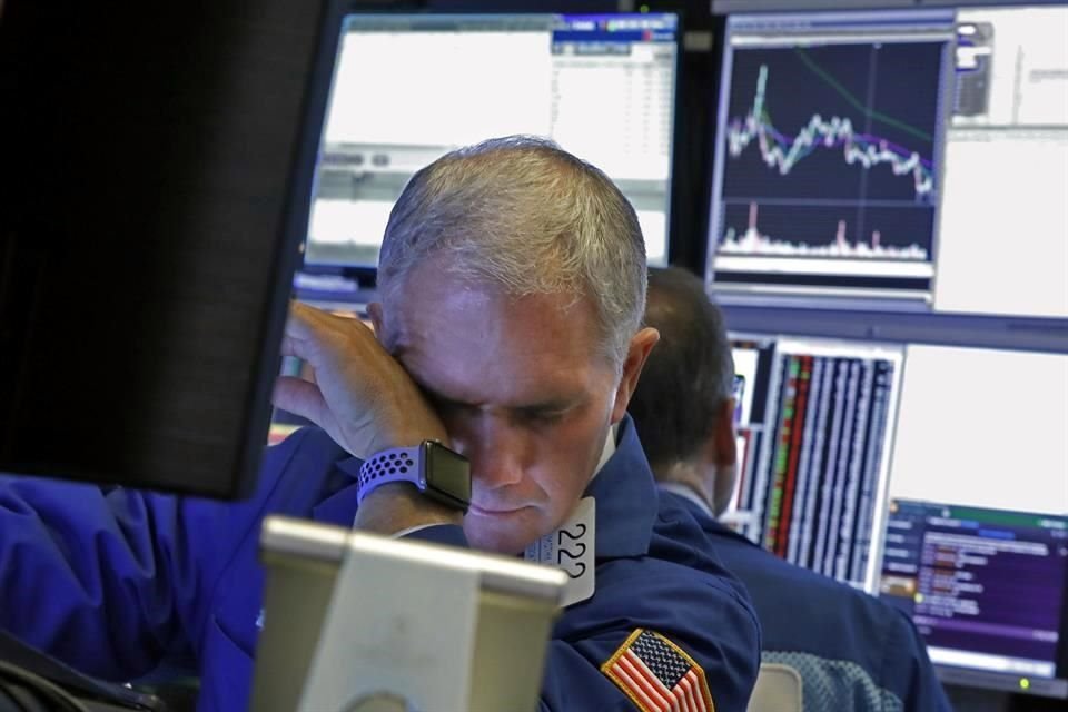 El Dow Jones cayó más de mil 400 puntos.