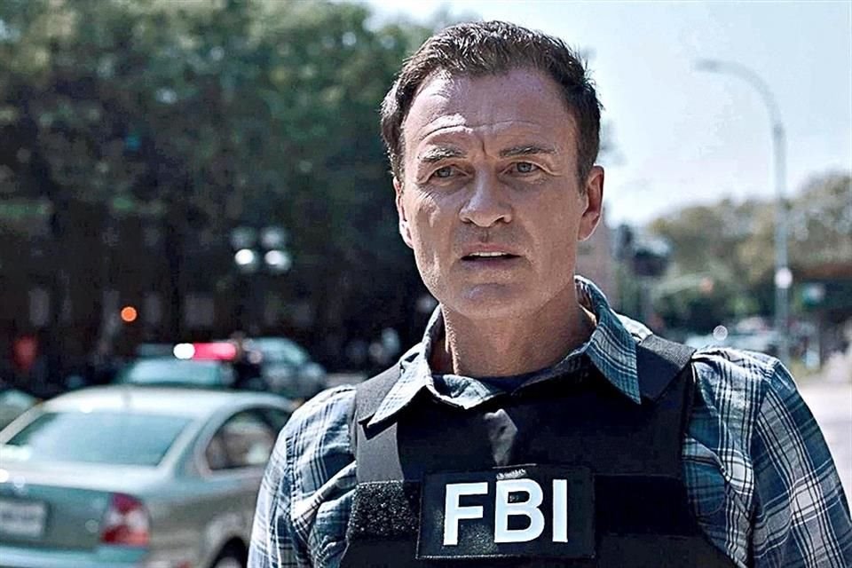 La serie es protagonizada por Julian McMahon.