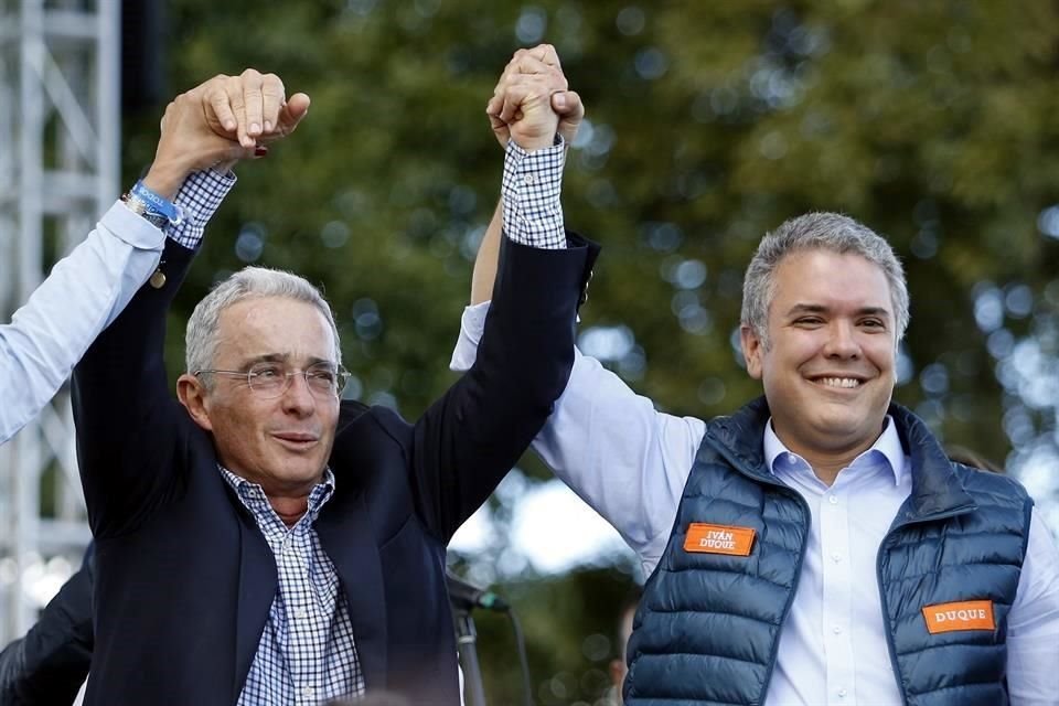 El Presidente Ivan Duque (izq.) junto al ex Mandatario Álvaro Uribe.