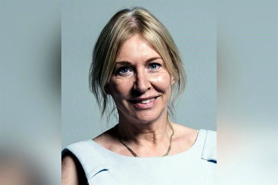 La subsecretaria inglesa de Salud, Nadine Dorries, dio positivo a una prueba del nuevo coronavirus y se encuentra en aislamiento.