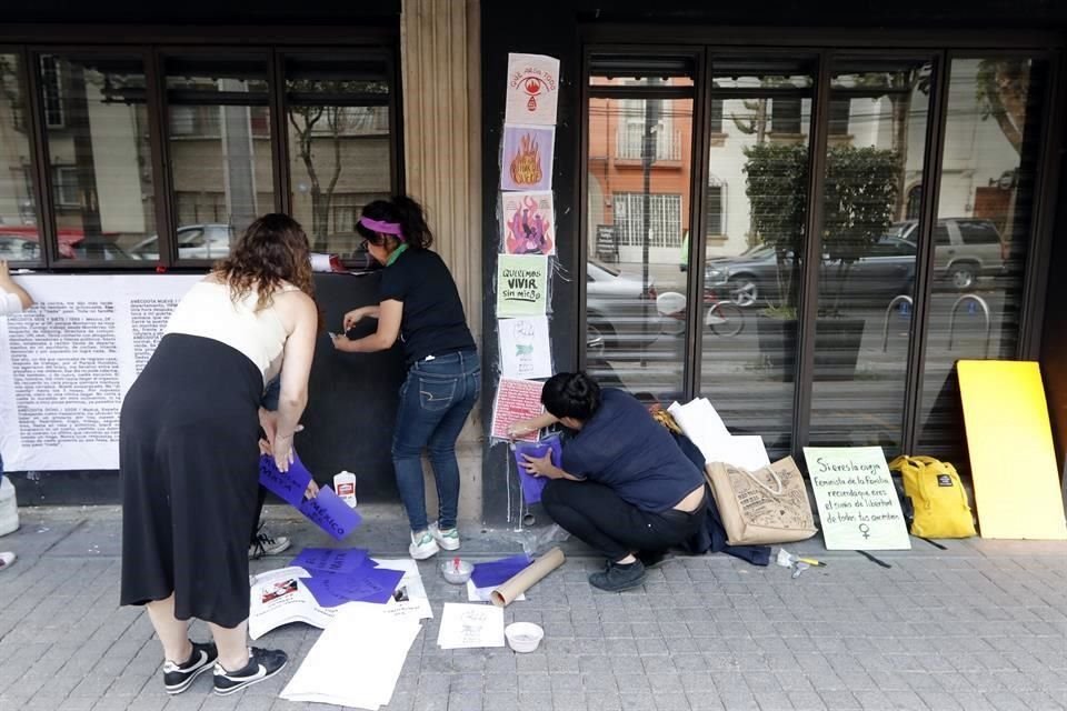 En el muro, las mujeres denuncian sus historias de acoso en la calle, en el transporte público o cuando han sido agredidas por sus parejas.