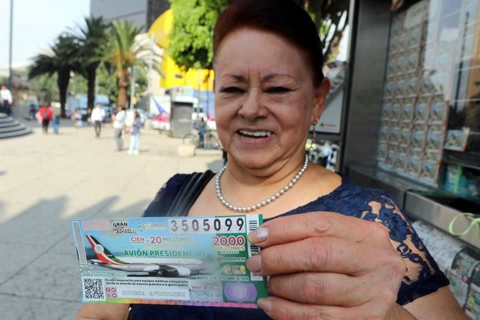 María de Lourdes se dijo feliz por comprar su boleto para la rifa.