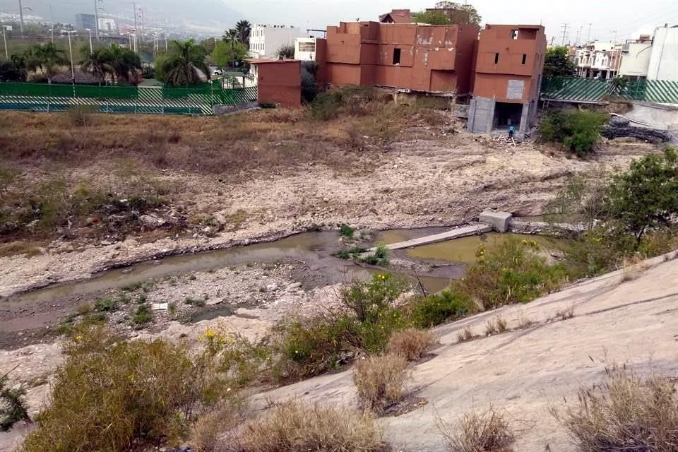 Las aguas negras se pueden observar de la desembocadura del Arroyo El Obispo al Río Santa Catarina, junto a la Avenida Díaz Ordaz.