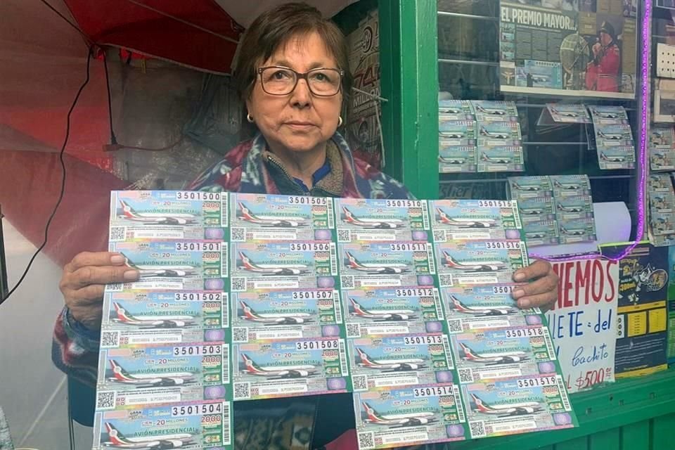 Eva Frías lleva más de 50 años vendiendo, dice, 'ilusiones que se pueden hacer realidad', sólo que ahora ella también se compró un boleto, y se pone a soñar.