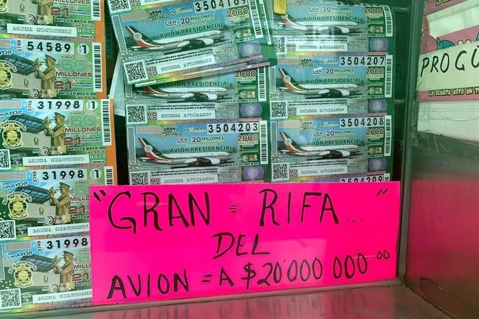 Vendedores aseguran que el 'cachito' para la rifa del avión presidencial ha tenido mucho éxito entre los compradores.