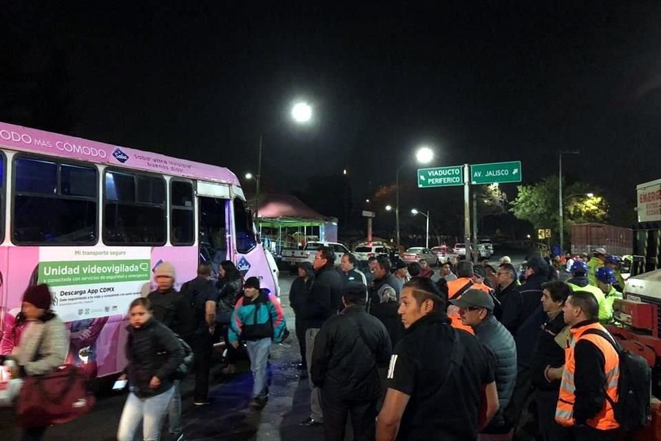 Cierre parcial de Línea 1 del Metro, tras choque de dos trenes que cobró la vida de un usuario y dejó 41 heridos, genera caos en Tacubaya.