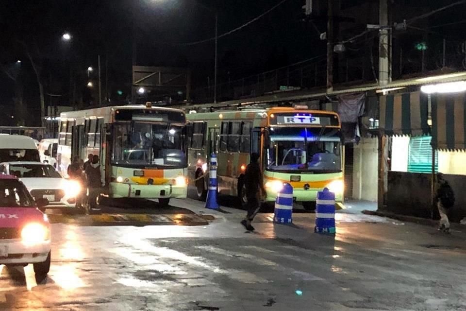 Cierre parcial de Línea 1 del Metro, tras choque de dos trenes que cobró la vida de un usuario y dejó 41 heridos, genera caos en Tacubaya.