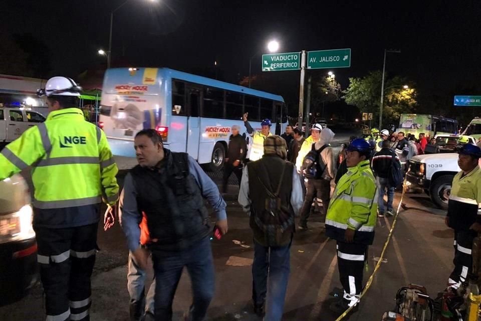 Cierre parcial de Línea 1 del Metro, tras choque de dos trenes que cobró la vida de un usuario y dejó 41 heridos, genera caos en Tacubaya.